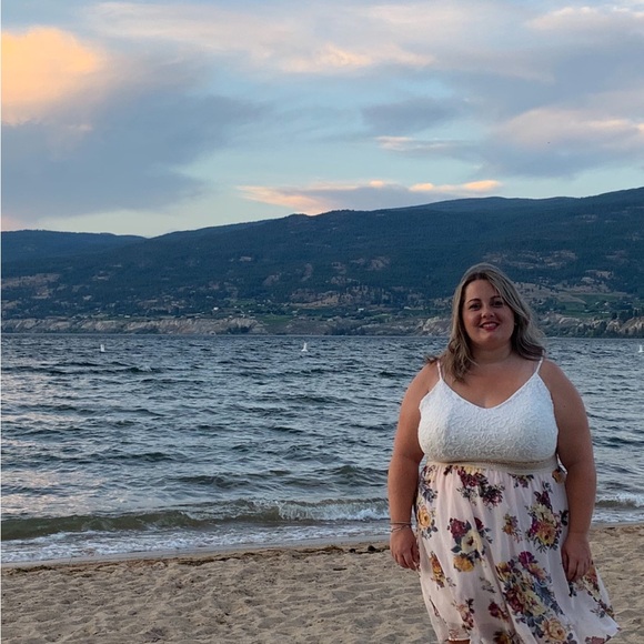 Beautiful dress - Picture 2 of 3